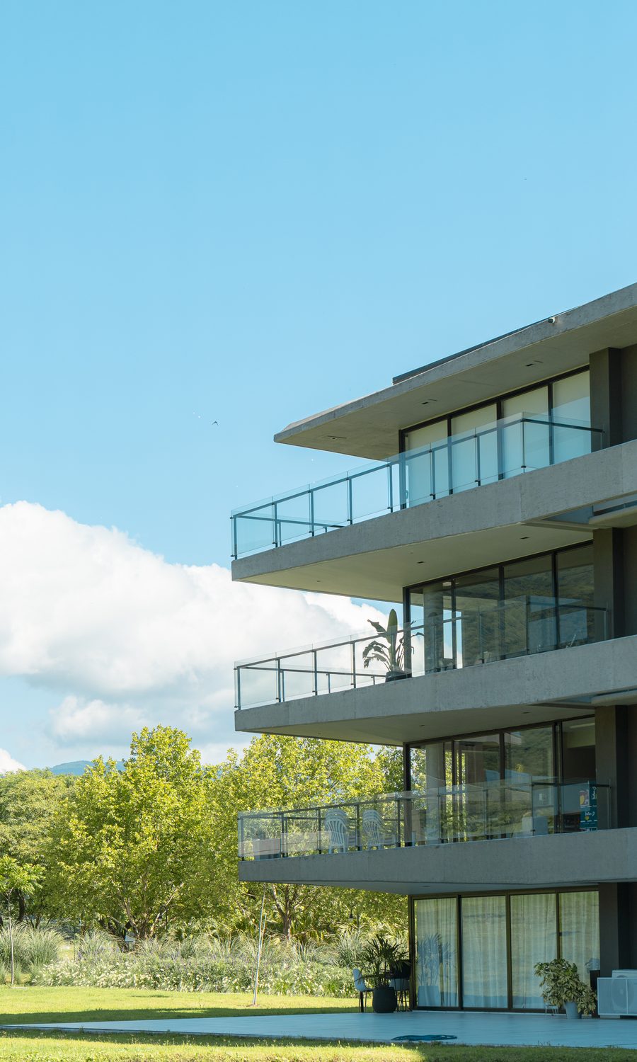 Departamentos con balcones y vista al verde en San Pablo Country