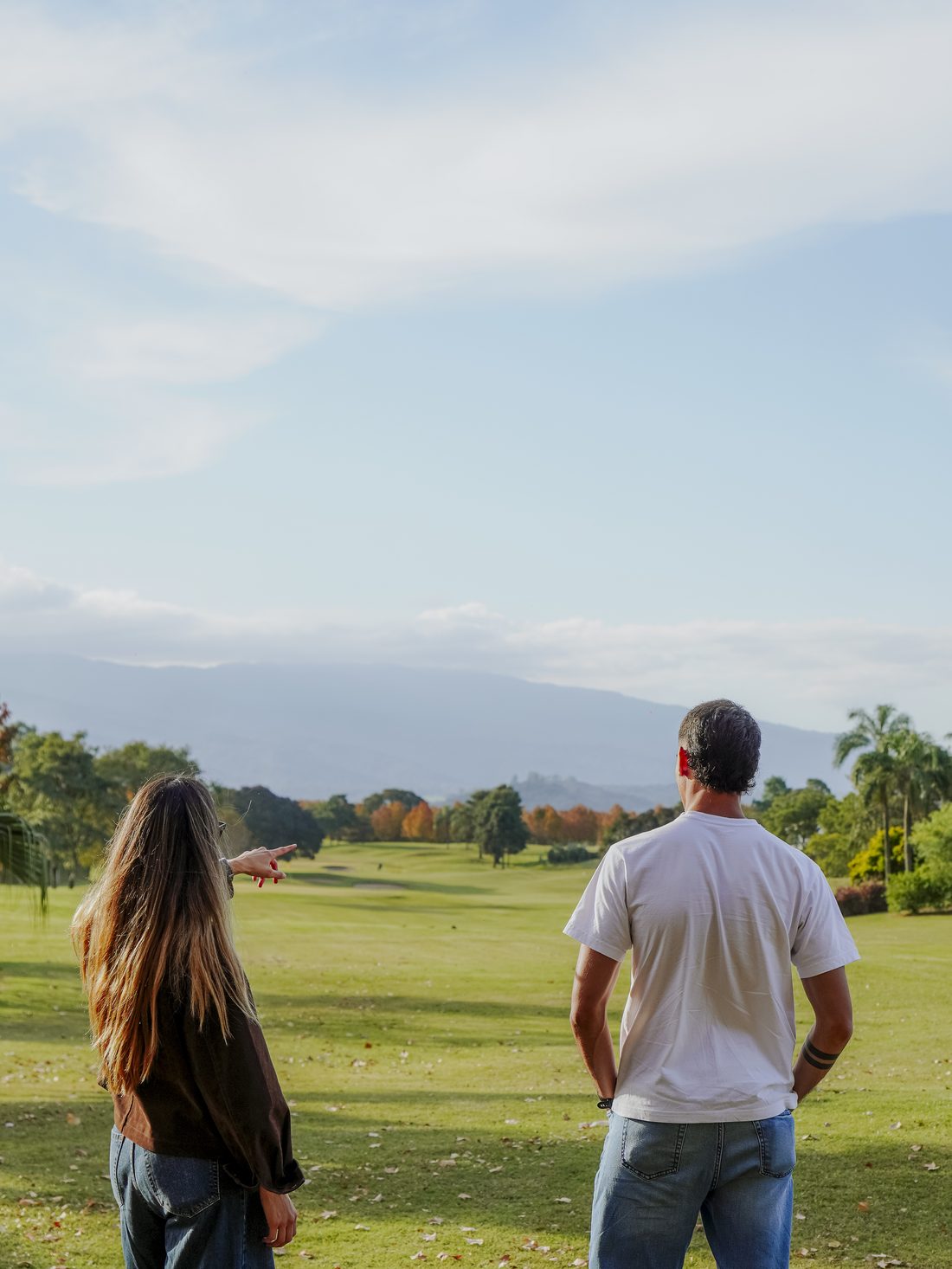 Pareja recorriendo el country y mirando la cancha de golf