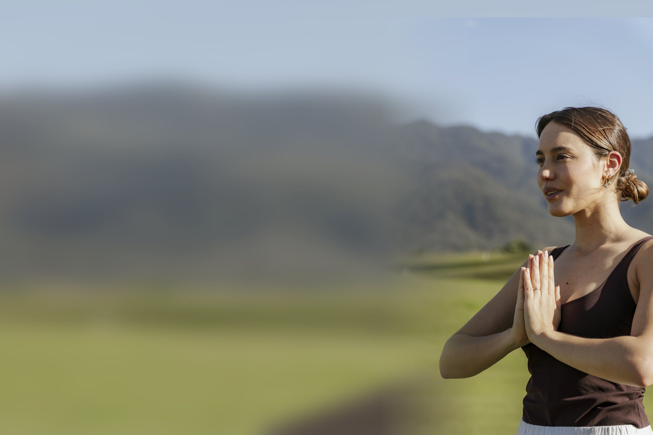 Mujer practicando yoga con las sierras de fondo en San Pablo Country